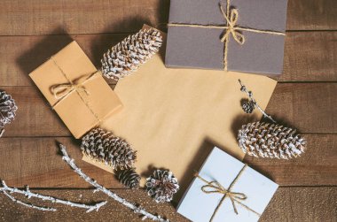 Hediyeler, koniler, boş kutuları 