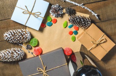 Hediyeler, koniler, şekerler ve Marmelatlar, boş kutuları