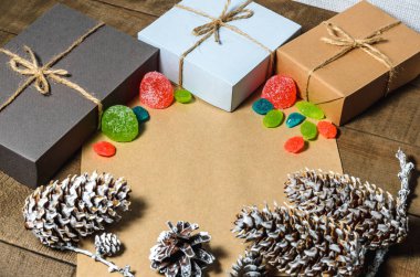 Hediyeler, koniler, şekerler ve Marmelatlar, boş kutuları 