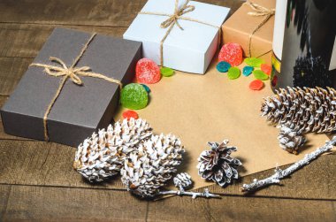 Hediyeler, koniler, şekerler ve Marmelatlar, boş kutuları