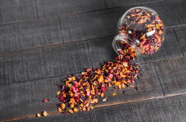 Ahşap kurullarında dökülen çay 