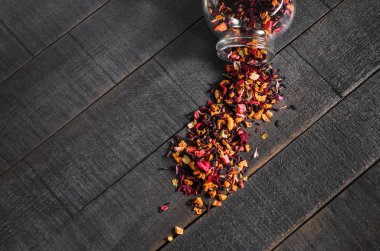 Ahşap kurullarında dökülen çay 