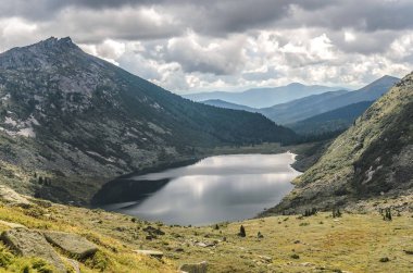 Gün ışığı manzara, dağlar ve kayalar