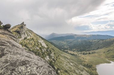 Gün ışığı manzara, dağlar ve kayalar