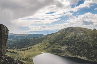 Gün ışığı manzara, dağlar ve kayalar