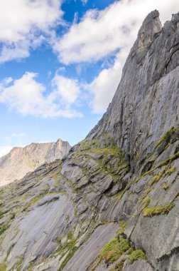 Gün ışığı manzara, dağlar ve kayalar