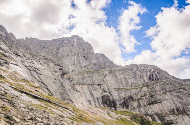 Gün ışığı manzara, dağlar ve kayalar
