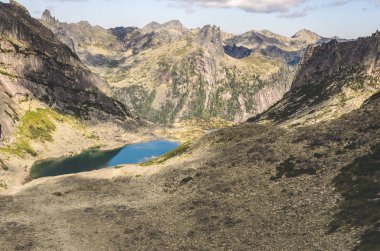 Gün ışığı manzara, dağlar ve kayalar