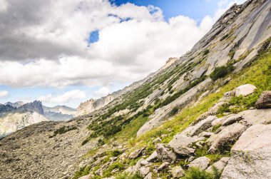 Gün ışığı manzara, dağlar ve kayalar