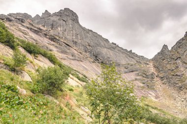 Gün ışığı manzara, dağlar ve kayalar