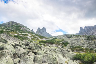 Gün ışığı manzara, dağlar ve kayalar