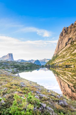 Dağlar ve kayalar yansımalar