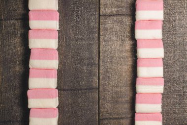 Karanlık bir arka plan üzerinde pembe şekerleme