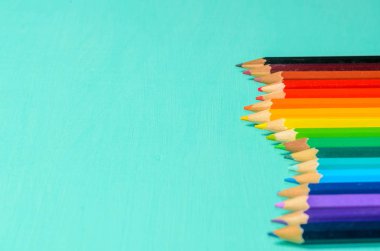 Beyaz arkaplanda renkli kalemler