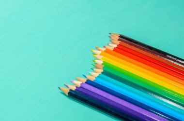 Beyaz arkaplanda renkli kalemler