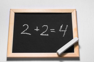Bir kara tahta üzerinde matematiksel bir örnek