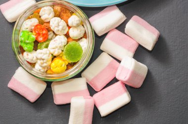 parlak renkli şeker