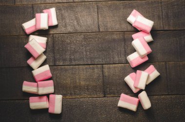 Karanlık bir arka plan üzerinde pembe şekerleme