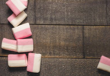 Karanlık bir arka plan üzerinde pembe şekerleme