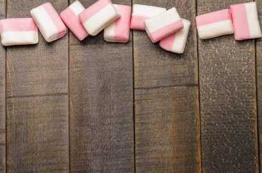 Karanlık bir arka plan üzerinde pembe şekerleme