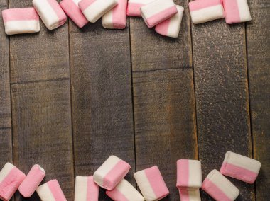 Karanlık bir arka plan üzerinde pembe şekerleme