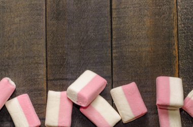 Karanlık bir arka plan üzerinde pembe şekerleme