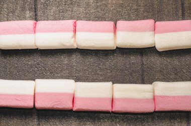 Karanlık bir arka plan üzerinde pembe şekerleme