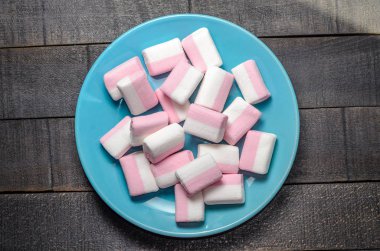 Karanlık bir arka plan üzerinde pembe şekerleme