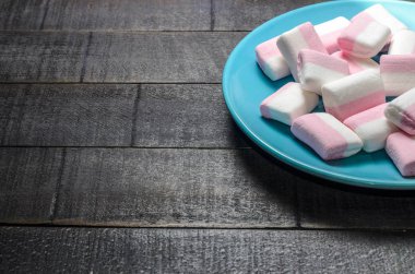 Karanlık bir arka plan üzerinde pembe şekerleme