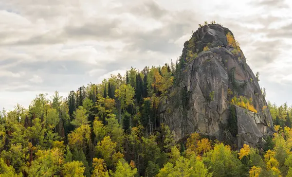 Daglicht landschap, uitzicht op bergen en rotsen — Stockfoto