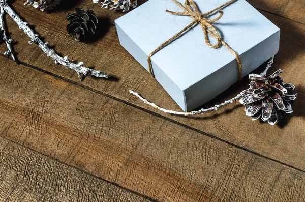 Hediyeler, koniler, boş kutuları 