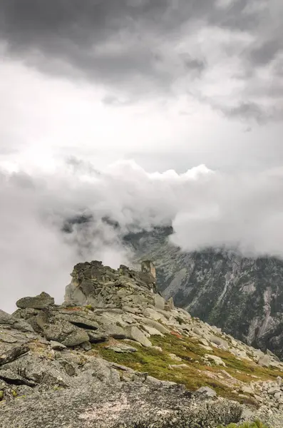 Neblige und bewölkte Landschaft, Berge, Wolken — Stockfoto