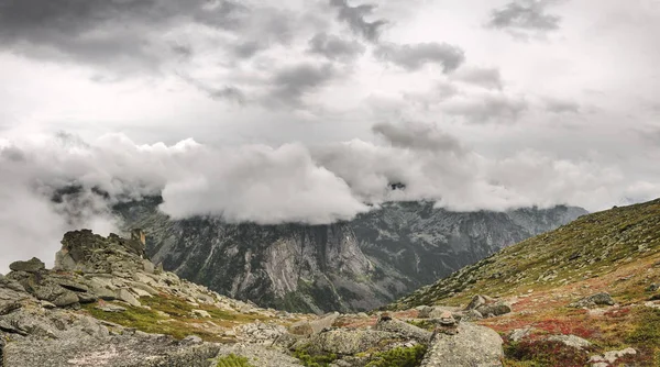 Neblige und bewölkte Landschaft, Berge, Wolken — Stockfoto