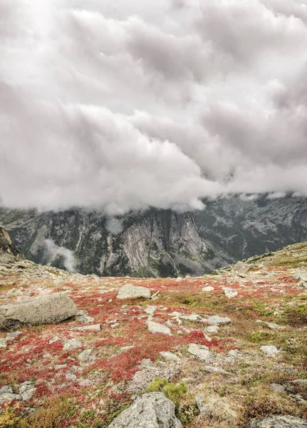 Niebla y nublado paisaje, Montañas, Nubes — Foto de Stock