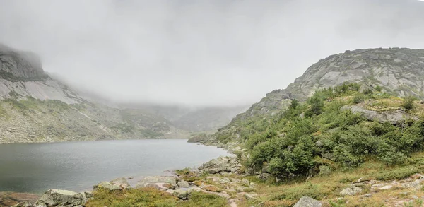 Niebla y nublado paisaje, Montañas, Nubes — Foto de Stock