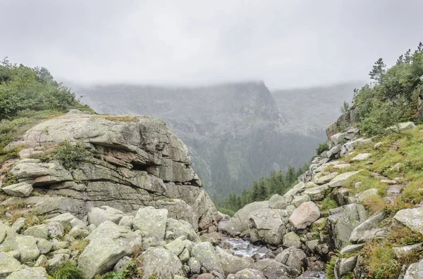 Neblige und bewölkte Landschaft, Berge, Wolken — Stockfoto