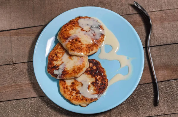İştah açıcı ekşi krema bir tahta üzerinde mavi bir plaka üzerinde krema ile