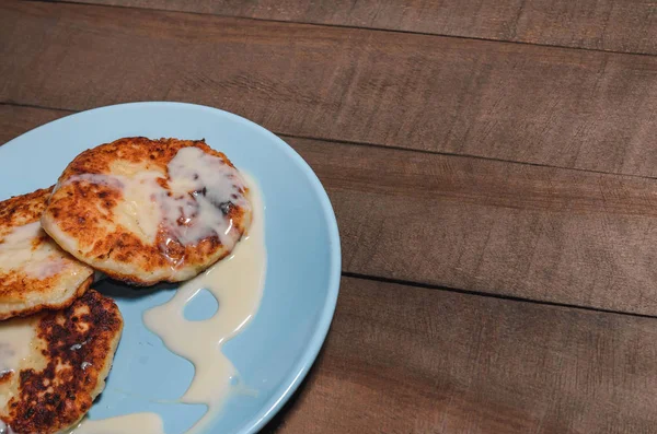 İştah açıcı ekşi krema bir tahta üzerinde mavi bir plaka üzerinde krema ile