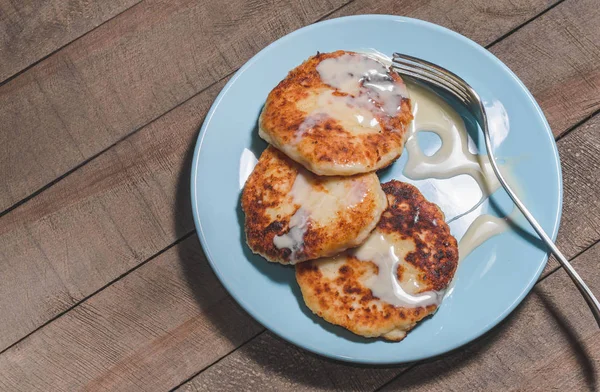 İştah açıcı ekşi krema bir tahta üzerinde mavi bir plaka üzerinde krema ile
