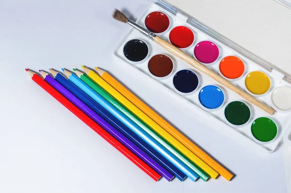 Suluboya boya ve kalem parlak renkli