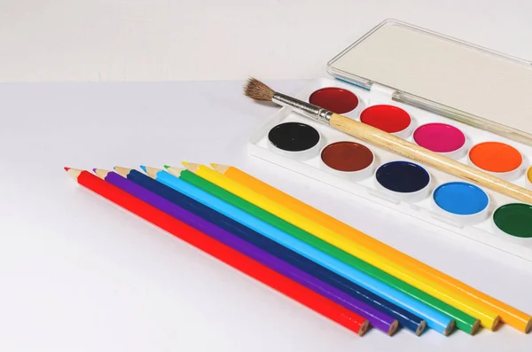 Pinturas y lápices de acuarela de colores brillantes — Foto de Stock