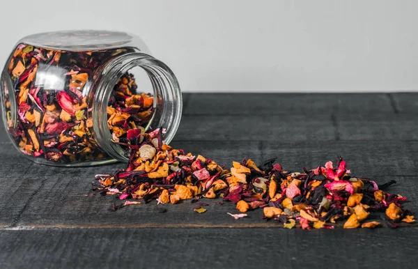 Ahşap kurullarında dökülen çay 