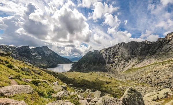 Gün ışığı manzara, dağlar ve kayalar