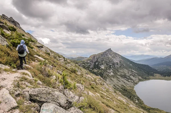 Paisaje diurno, vista de montañas y rocas — Foto de Stock