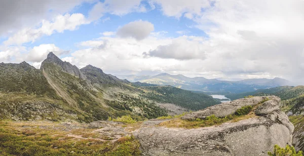 Panorama diurno, vista sulle montagne e sulle rocce — Foto Stock
