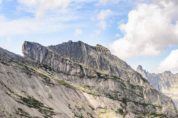 Paisaje diurno, vista de montañas y rocas — Foto de Stock