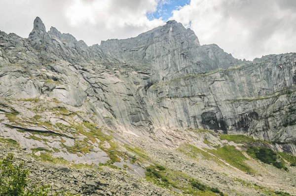 Panorama diurno, vista sulle montagne e sulle rocce — Foto Stock