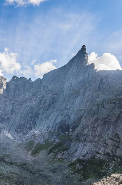 Tageslichtlandschaft, Blick auf Berge und Felsen — Stockfoto