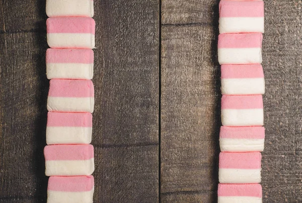 Karanlık bir arka plan üzerinde pembe şekerleme