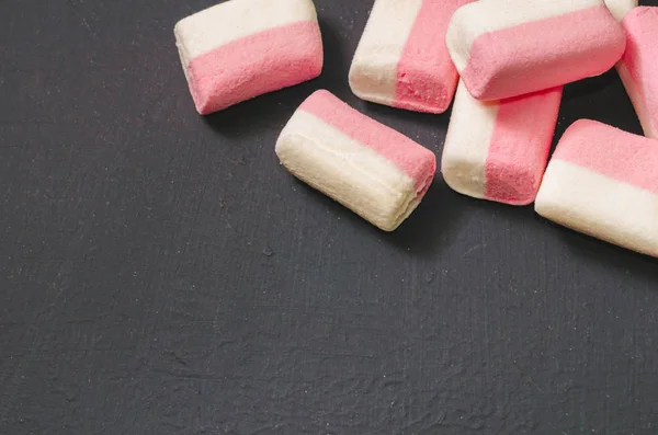 Яркие цветные конфеты — стоковое фото